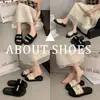 Falda de Nuevo Estilo 2026 con Sandalias Rojas de Playa de Tira Única y Suela Gruesa, Perfecta para un Look Inspirado en Chanel, Impresionantes Sandalias de Moda de Verano para Mujer