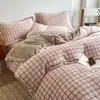 Juego de cuatro piezas de terciopelo de leche con estampado de rayas simples clase A, antiestático para invierno, engrosado para abrigar, y un juego de tres piezas con forro polar adicional para dormitorios
