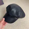 Moda outono e inverno chapéu octogonal retrô de couro PU para mulheres, boné newsboy versátil, boné bico de pato no atacado em estoque