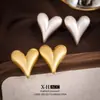 Pendientes de Corazón Cepillado Aguja de Plata Pendientes de Diseño Simple con Forma de Corazón de Venta Caliente Europea y Americana Pendientes de Moda Retro Exquisitos para Mujer