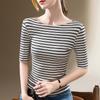 Camiseta Listrada de Manga Média para Mulheres 2024 Nova Elegante Europeia Feminina de Um Ombro Manga Meia Manga Top com Cintura Elástica