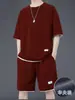 Um conjunto completo de roupas casuais, novo conjunto esportivo de verão, conjunto estiloso masculino de shorts de manga curta em tecido waffle solto