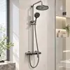 Set de ducha de aluminio espacial color gris plomo, que incluye un cabezal de ducha de montaje superior y una ducha de mano con opciones duales de agua caliente y fría