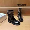 Botas de Caballero Botines Cortos de Motocicleta para Mujer Correa de Cuero Retro Versátiles Aumento Interno de Altura Caña Corta Hebilla Lade Suela Gruesa 2026 Nuevo Estilo