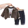 Traje de Manga Larga de Moda Otoño 2025 para Bebés Niños Conjunto de Tres Piezas de Ropa de Trabajo de Rayas Verticales de Manga Larga de Moda