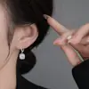 Aretes de Moissanita para Mujer, Aretes Cuadrados de Botón, Clips para Orejas, Aretes de Plata S925, Aros Ligeros de Lujo, Accesorios para Orejas con un Toque de Alta Gama