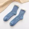 Meias de coral fleece femininas outono e inverno forradas com fleece espessadas de toalha para casa meias longas para dormir meias quentes de cano médio para confinamento