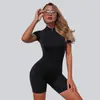 Traje de yoga de una pieza con cuello alto, media cremallera, manga corta para mujer, alta elasticidad, corte ajustado, shorts cortos, traje de fitness integrado, traje de yoga de nailon