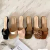 Novas Chinelos de Verão Estilo Francês Baixo Salto Única Tira para Mulheres Cor Nude Elegante Versátil Bico Quadrado Aberto Sandálias para Exterior