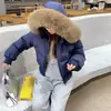 Chamarra Abrigadora Corta Estilo Finnish Snow Scene con Ajuste en la Cintura Estilo Kendall Jenner para Mujer Estilo de Año Nuevo Talla Petite Grande Cuello de Piel Ropa de Abrigo de Invierno