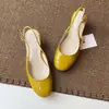 Sandalias de moda cerradas elegantes de cuero suave estilo francés retro para mujer, nuevo modelo de verano, simples y versátiles con correa trasera.