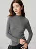 Nova coleção outono/inverno 2026: Camada base feminina de malha canelada, com corte justo que valoriza a silhueta, gola semi-alta e acabamento franzido, feita de 100% cashmere puro