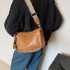 Bolsa de Grande Capacidade Feminina Outono e Inverno Versátil 2023 Nova Retrô Alça Larga Ombro Único Transversal Feminina Textura Bolsa Almofada