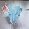 Venda direta da fábrica: Top feminino Miyake de manga curta com gola redonda, design de barra irregular, estilo curto plissado, camiseta versátil