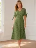 Vestido de diseño estampado en verde nuevo, estilo francés, con escote en V, manga de cinco cuartos, mangas de corbata y cintura ceñida, para 2026, transfronterizo europeo y americano