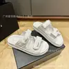 Serie de Comercio Exterior al por Mayor Nuevo Estilo Primavera y Verano 2026 Pantuflas con Patrón de Rombo para Mujer, Sandalias de Playa con Velcro de Suela Gruesa para Mujer