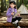 Cortavientos tres en uno con bloques de color y cremallera para niñas de comercio exterior, chaqueta elegante nueva de otoño 2026, ropa infantil de moda