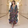 2025 nuevo vestido de playa de algodón europeo y americano con estampado de posicionamiento para mujer, bata holgada, blusa de bikini, ropa protectora solar