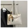 Bolso de Hombro Único para el Trabajo, Bolso de Axila con Pañuelo de Seda, Moderno y a la Moda, Gran Capacidad, Nuevo 2025 Primavera Urbana Simple Moda