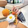 Llavero de Ganchillo de Felpa Cosas Buenas Suceden Colgante de Gardenia y Caqui Buen Significado Corazón de Niña Felpa Pequeños Accesorios