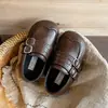 Colección Otoño 2026: Zapatos de Cuero Estilo Británico para Niños, Suela Blanda, Planos Retro Tallados, Mocasines y Zapatos para Actuaciones Escolares