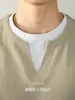 [Sensación Perezosa y Relajada] Textura de Cuadros Falso Dos Piezas Camiseta Holgada de Manga Larga para Hombre Hombros Descubiertos Cuello en V Otoño Sentido de Alta Gama