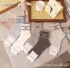 Calcetines de Longitud Media Kaisen Otoño e Invierno Nuevos para Mujer Estilo Coreano Rayas Verticales Gris Moda Retro Versátiles Calcetines Holgados