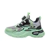 Sapatos Infantis 2026 Chegadas de Verão para Crianças de Meia-Idade e Mais Velhas Sapatos Esportivos Infantis Vazados em Tela Tênis Casuais para Meninos Tendência