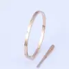 Venda Direta de Fábrica Cartão Mais Chave de Fenda Pulseira Sexta Geração Versão Estreita 18K Pulseira de Aço Inoxidável Popular da Moda Europeia e Americana para Casal