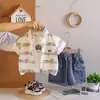 Comercio exterior, traje de verano nuevo para niños de manga corta, elegante conjunto casual de tres piezas para bebé con camisa a rayas tie-dye, al por mayor, moderno