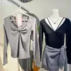 Camisa base elegante e bonita nas costas, proteína de seda de amoreira, decote V, nó no peito, alças finas, mangas compridas, corte justo, elástico 8821