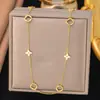 2025 Pulseira de Aço Titânio com Flor Oca de Camada Dupla Simples Transfronteiriça para Mulheres Estilo Ins Europeu e Americano Elegante Moda Luxo Leve 18K