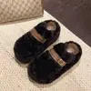 Chinelos de algodão 2026, chinelos peludos femininos, tamanho pequeno, sola grossa, inverno, fofos, versáteis, novo estilo, para usar ao ar livre, que aumentam a altura, modernos