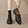 Mocassins pretos para mulheres, nova coleção outono 2026, modernos e versáteis, sapatos pequenos de couro estilo britânico, saltos grossos, adequados para o trajeto e o trabalho
