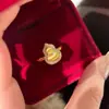 Anel de Cabaça Escovada para Mulheres, Estilo Francês Vintage, Luxo Leve, Sensação de Alto Padrão, Anel Atrai-Sorte, Novo 2025