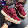 Tênis masculinos baixos da moda em vermelho vinho, tênis casuais, estilo estudantil moderno, sapatos masculinos versáteis, novo modelo 2026