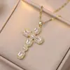 Colar Feminino Colorido Zircônia Joias Design de Nicho Pingente Cruz Completo em Diamante Colar Corrente de Clavícula em Aço Inoxidável