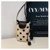 Bolso de teléfono retro de cuero suave con tapa abatible simple, cordón, decoración de bola de madera, bandolera ligera, minibolso de mano moderno y versátil