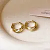 Nuevos aretes de aro dorados de diseño de nicho para mujer, aretes de aro geométricos simples retorcidos