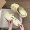 2026 Sapatos de Buraco EVA Verão Feminino Solado Grosso Uso Externo Novos Sandálias Fechadas de Alta Qualidade para Praia Resistentes ao Desgaste Respiráveis para Mulheres