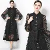 Foto Real de um Vestido Romântico Estilo Francês com Bordado Floral Tridimensional, Gola Alta, Mangas Longas, Acinturado, Vestido Elegante e Emagrecedor de Corte A