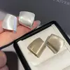 Aretes Cuadrados con Arco Cepillado y Clavo Plateado, Aretes de Rombos Cepillados, Moda Europea y Americana, Aretes Versátiles, Lujo Ligero, Sensación de Alta Gama, Venta al por Mayor de Aretes