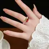 Anillo de ágata roja natural y cristal blanco cereza, anillo de cordón elástico moderno y dulce, accesorio de mano simple y lindo apilable para mujer
