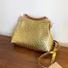 Bolsa de ombro/transversal de moda muito estilosa, padrão trançado moderno, versátil, para o verão de 2026, com fecho