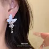Danza de Mariposas y Luz Fluida~Aretes de Borla de Zirconia con Mariposa de Esmalte Blanco, Aretes de Alto Nivel Estilo Hada Francesa con Diseño de Nicho