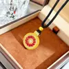Pendente Bússola Janela Flor Rosa Oca Banhada a Ouro Estilo Antigo para Mulheres, Novo Estilo Chinês Tendência Nacional Pingente Micro-Incustado com Rubi Atacado