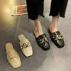 Chinelos Femininos de Verão para Exterior, Meio Cobertos, Novo Estilo de Verão 2025, Mules Femininos de Bico Quadrado Baixo, Sapatos Slip-On da Moda