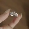 Anillo de corona de diamantes de nuevo estilo para mujer, con un diseño único, patrón de encaje de diamantes hueco, anillo personalizado para el dedo índice
