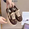 Zapatillas blancas de cuero genuino con punta redonda y suela gruesa para mujer, nueva colección otoño/invierno 2026, calzado deportivo casual versátil