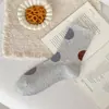 Calcetines nuevos de otoño e invierno con lunares de color contrastante, calcetines de media pantorrilla para mujer, calcetines de algodón versátiles, calcetines para mujer estilo universitario, calcetines apilados, estilo coreano